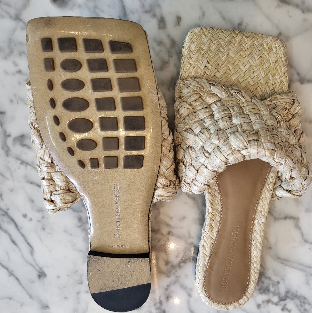 Bottega veneta raffia flat sandals 37